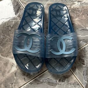 Authentic Chanel blue jelly pool slides 💙
